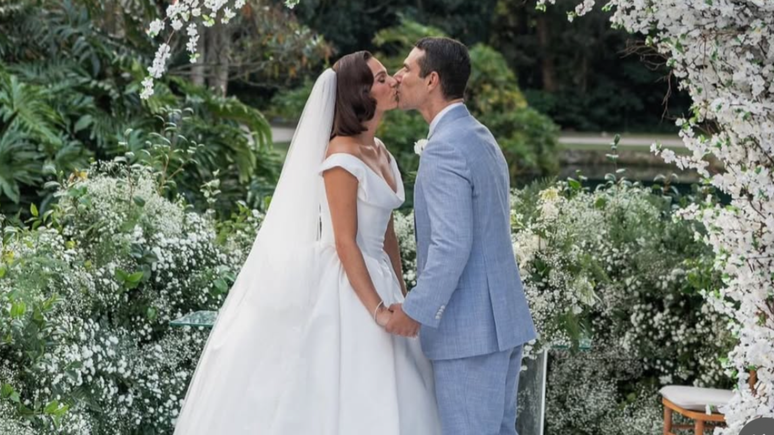 Cunhada de Isis Valverde compartilha fotos do casamento