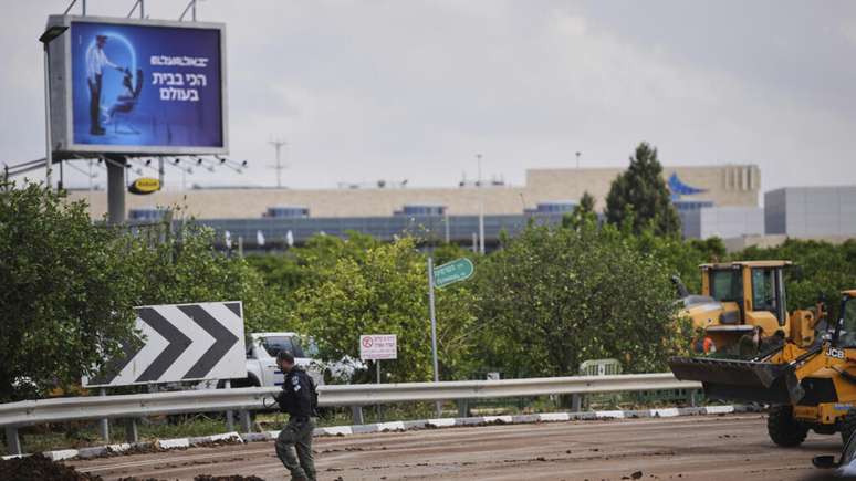 Míssil lançado por rebeldes houthis atinge área perto do aeroporto Ben Gourion em Israel.