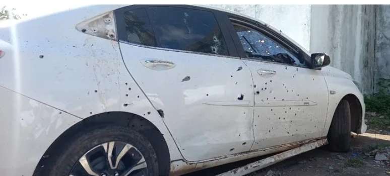 Carro em que as v&iacute;timas estavam ficou marcado por v&aacute;rias perfura&ccedil;&otilde;es causadas por tiros