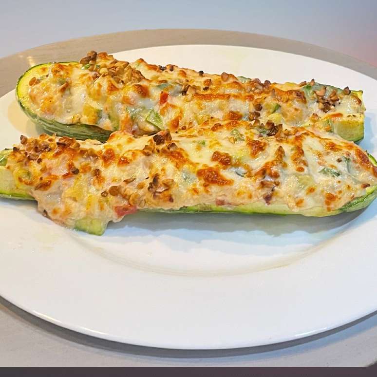 Abobrinha recheada gratinada com queijo parmesão: cremosa e crocante