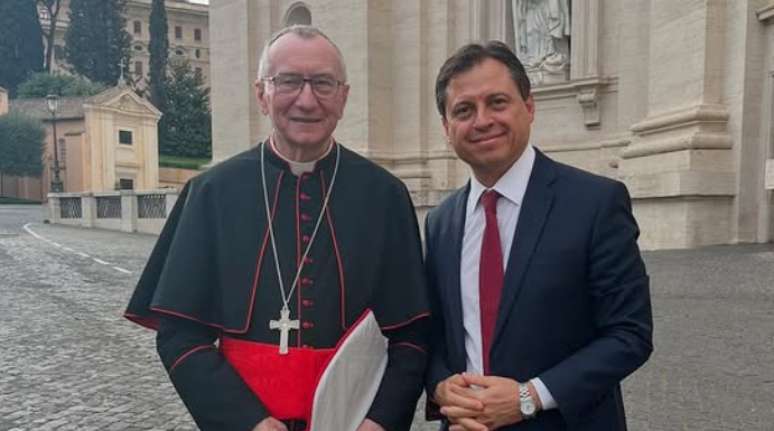 Gerson Camarotti no Vaticano com o secret&aacute;rio de Estado da Santa S&eacute;, cardeal Pietro Parolin, apontado entre os mais fortes candidatos a papa
