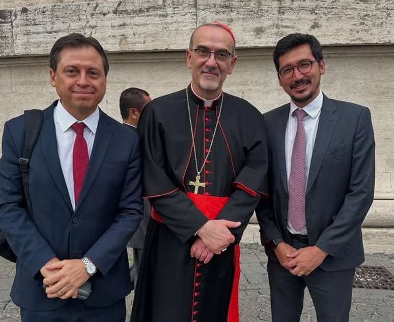 Camarotti e Nilson Klava com o Pierbattista Pizzaballa, cardeal que serve como Patrono Latino em Jerusal&eacute;m e figura entre os pap&aacute;veis