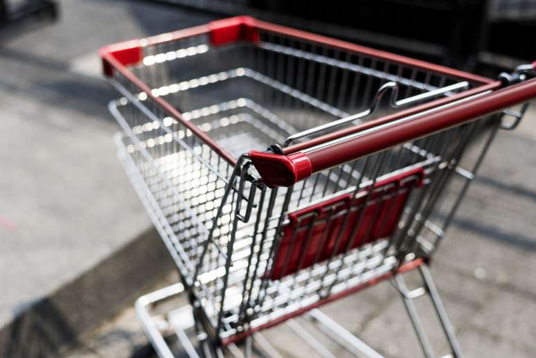 Ex-funcionário de supermercado vai ser indenizado por ter que 'rebolar' e 'cantar' em reuniões de trabalho