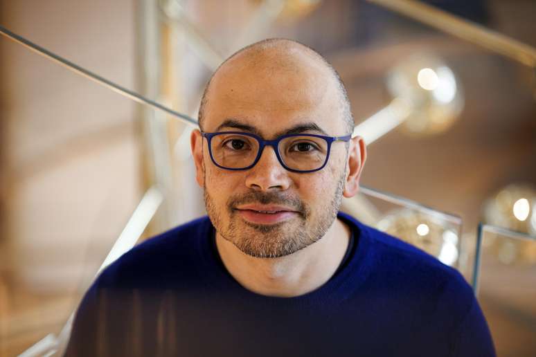 Demis Hassabis em foto frontal em Londres