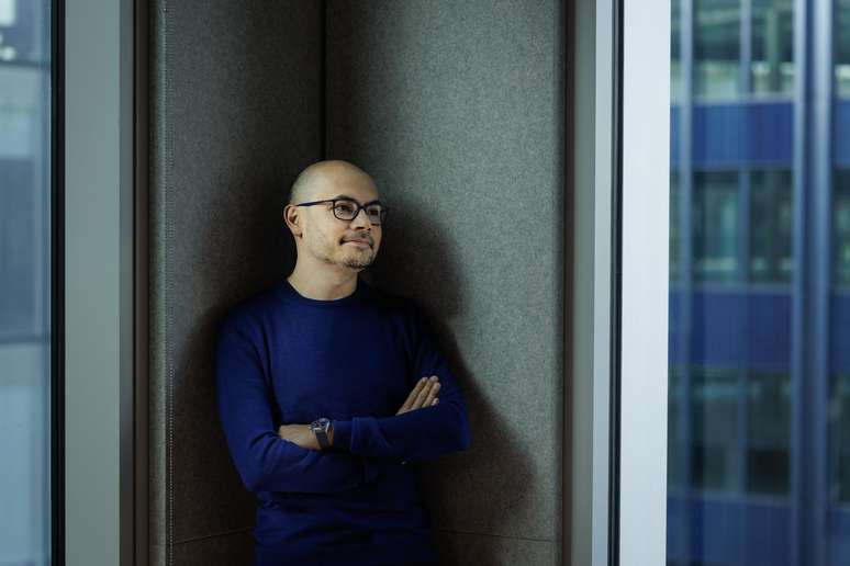 Demis Hassabis em foto posada em Londres