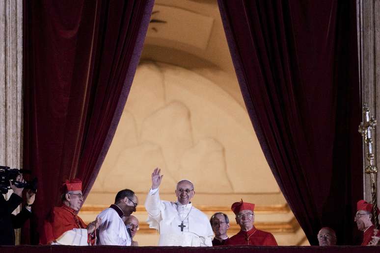 Foto de quando Francisco foi anunciado papa, na varanda da Basílica de São Pedro, em 13 de março de 2013