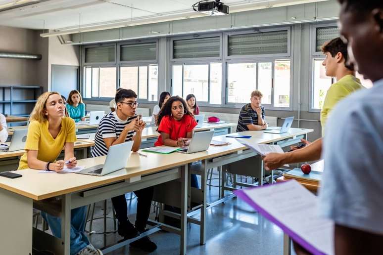 As escolas devem promover atividades que estimulem o conhecimento de temas sobre o meio ambiente 