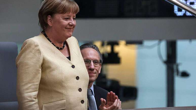 A ex-chanceler alem&atilde; Angela Merkel participa de sess&atilde;o especial do Bundestag em Berlim, Alemanha