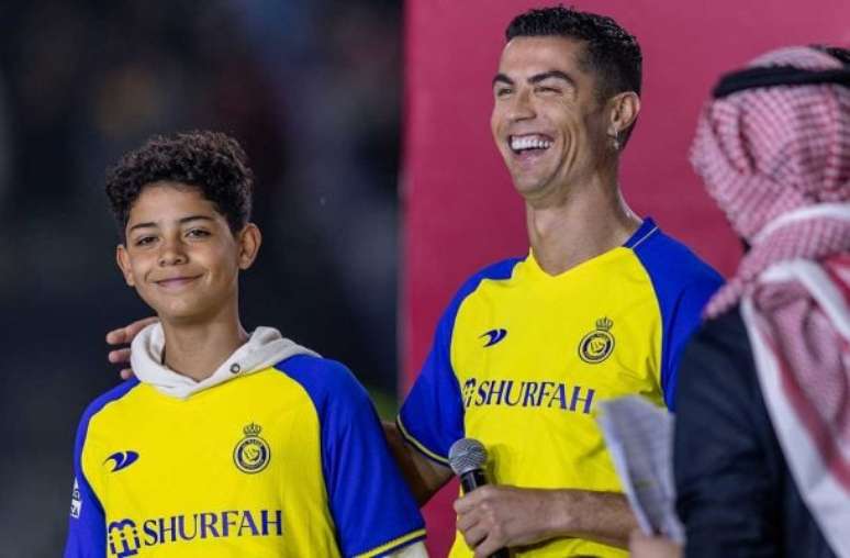 Yasser Bakhsh/Getty Images - Legenda: Cristiano Ronaldo ao lado do filho Júnior