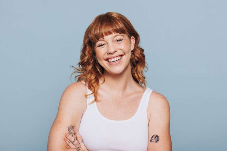 O ruivo pêssego traz um aspecto jovem e iluminado aos fios 