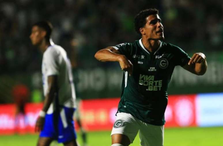 Carlos Costa/UAI FOTO/Goias - Legenda: Pedrinho vibra após fazer o primeiro gol do Goiás, que vence o Avaí por 2 a 1