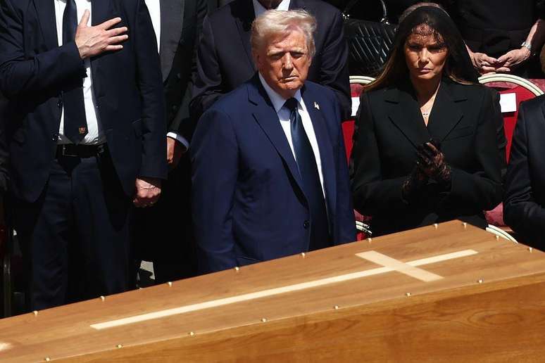 Donald Trump e Melania Trump durante a cerim&ocirc;nia f&uacute;nebre do Papa Francisco na Pra&ccedil;a de S&atilde;o Pedro, no Vaticano
