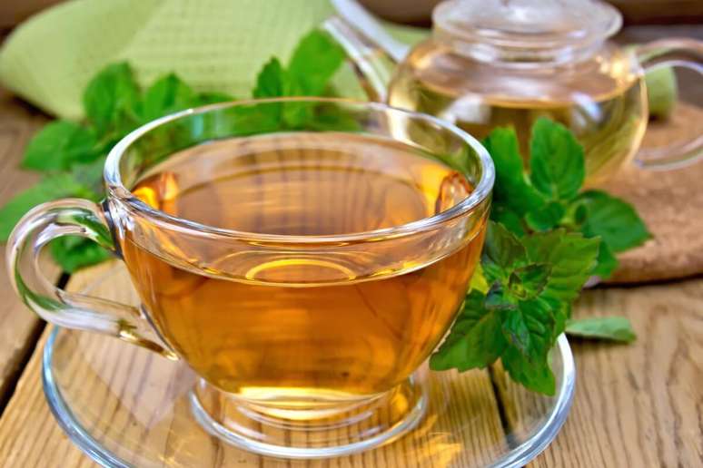O ch&aacute; de hortel&atilde; proporciona um efeito refrescante e calmante na pele 