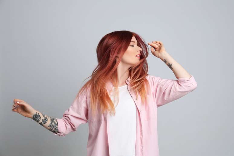 O ruivo rosé traz modernidade e delicadeza ao visual 