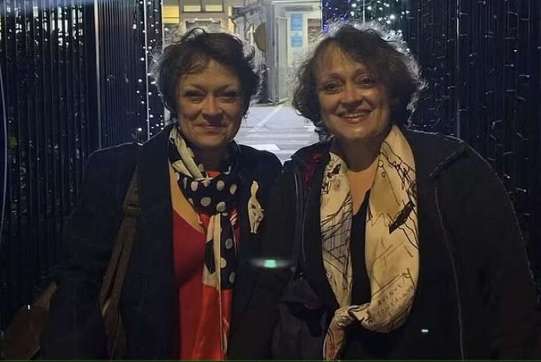 Atualmente, Lisa e Louise Burns estão com 56 anos