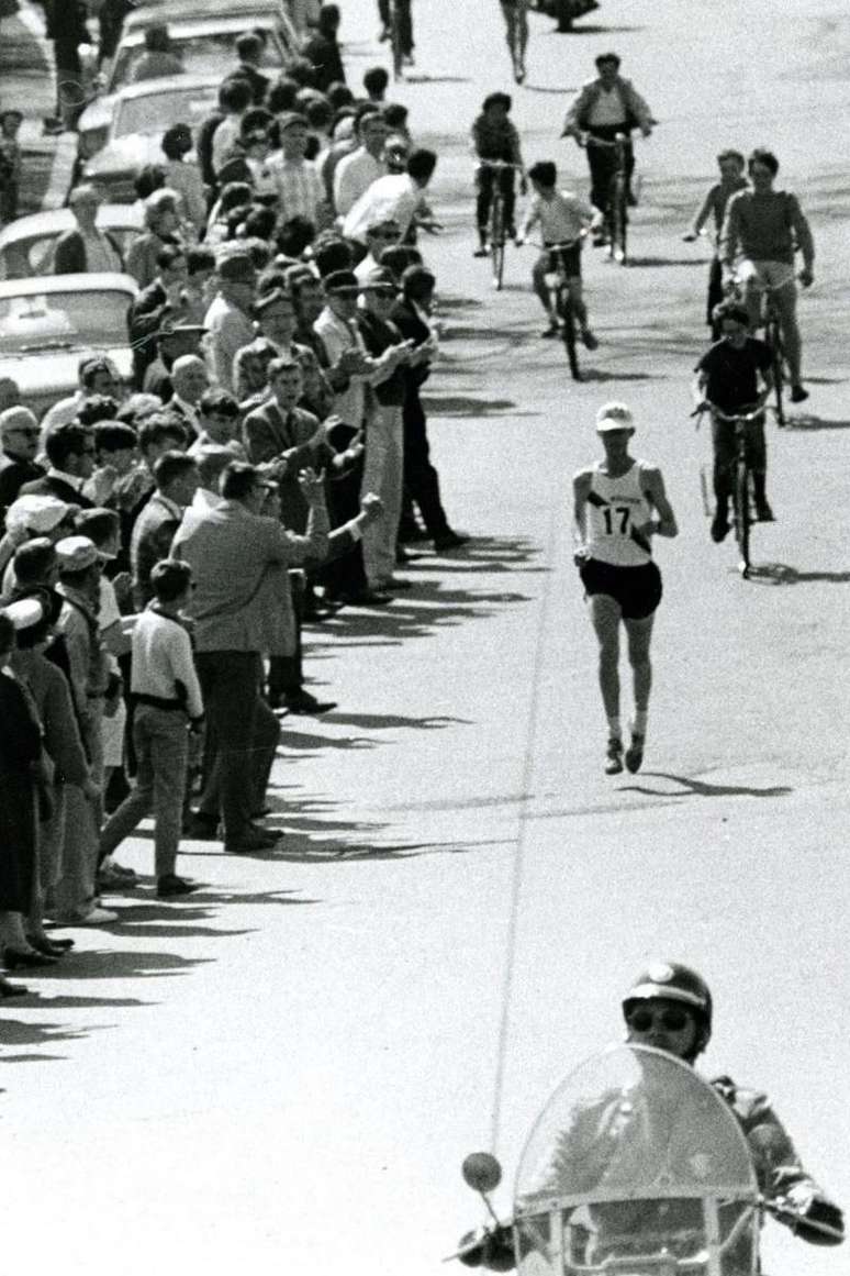 Amby Burfoot, rumo a seu triunfo na maratona de Boston, nos Estados Unidos, em 1968