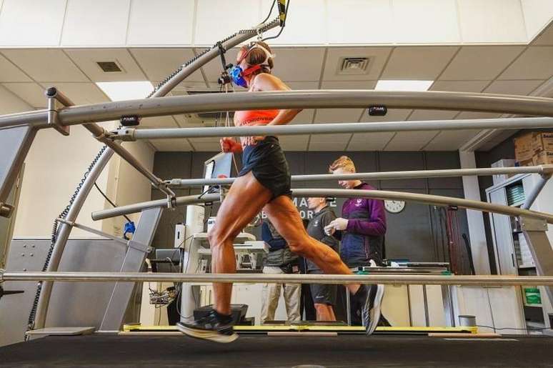 Enquanto Rice corria, os pesquisadores mediam o consumo de oxig&ecirc;nio e a frequ&ecirc;ncia card&iacute;aca de Rice.
