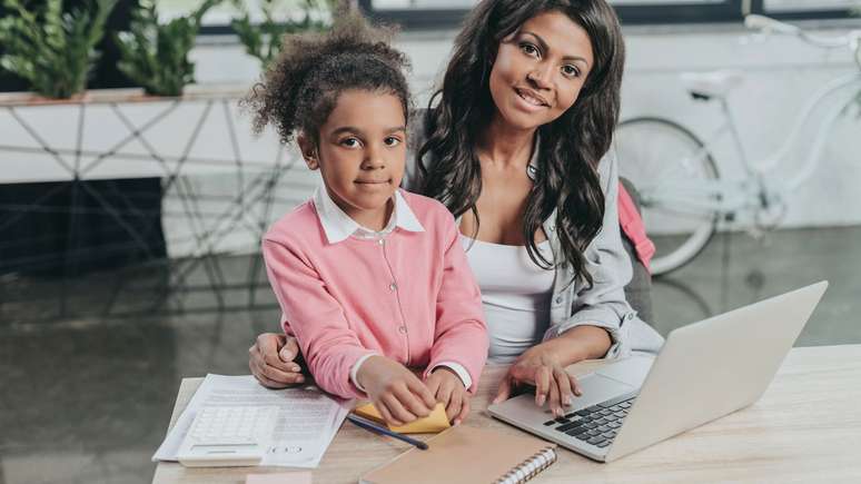 Com menos de 40% de representatividade na liderança, mães executivas vivem sob múltiplas pressões e pouco se fala sobre o que pode ajudá