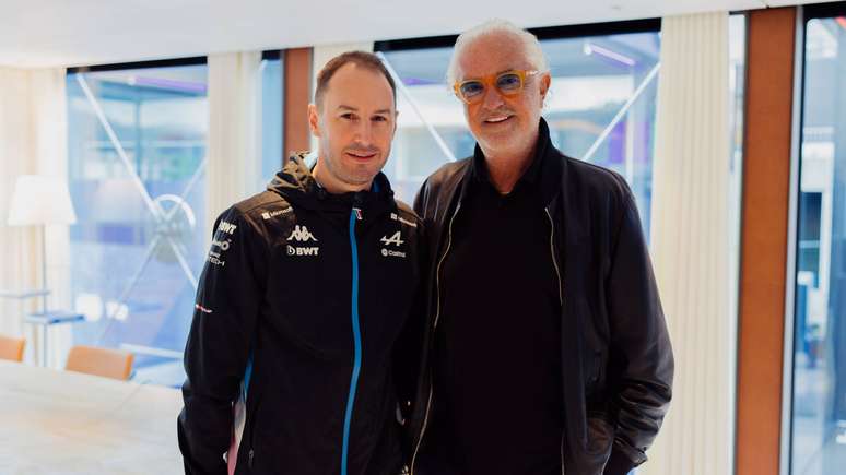 Um entra, outro fica: após um breve passagem, Oakes sai e Briatore assume "inteirinamente"