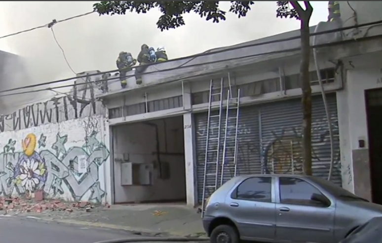 Parte da estrutura de local atingido por inc&ecirc;ndio em SP desabou