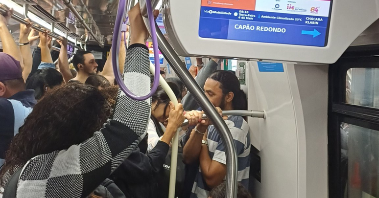 Passengers die pressed between the metro doors in SP