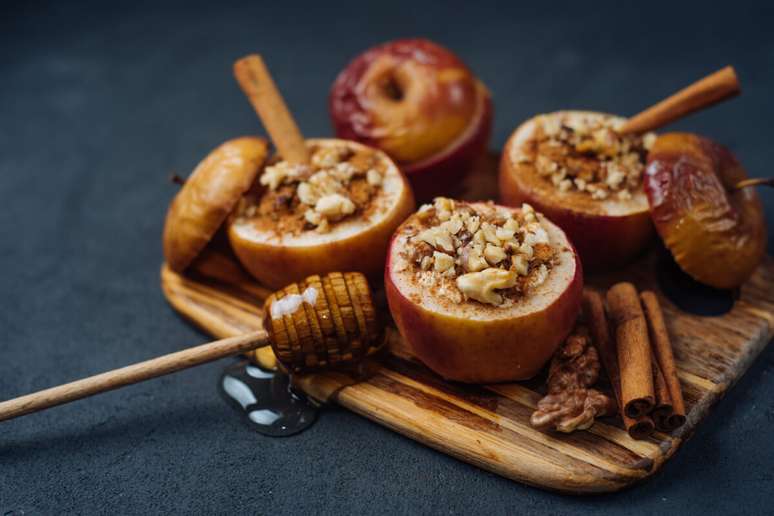 Baked apple with cinnamon and walnuts Baked apple with cinnamon and walnuts
