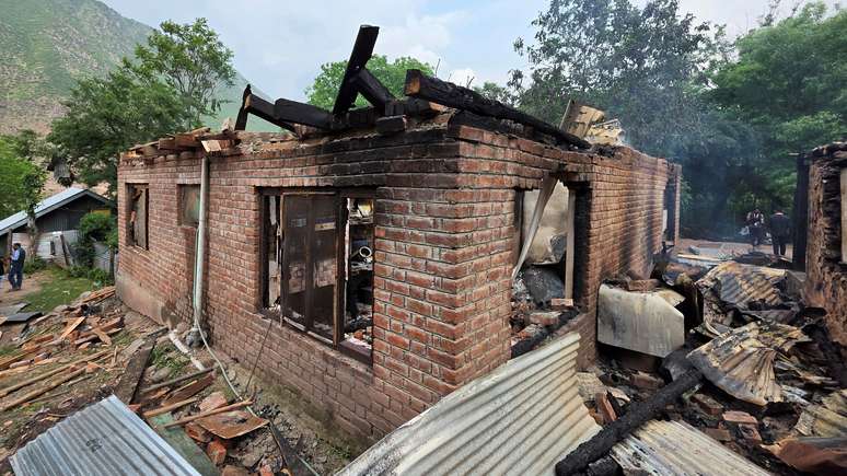 Uma casa danificada após o bombardeio transfronteiriço em Salamabad, na Caxemira administrada pela Índia