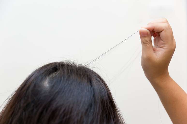 What does the habit of extracting hair from the head has according to psychology?