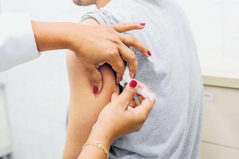 Vacina é destinada às crianças de até seis anos, idosos, gestantes, pessoas com doenças crônicas e trabalhadores da saúde