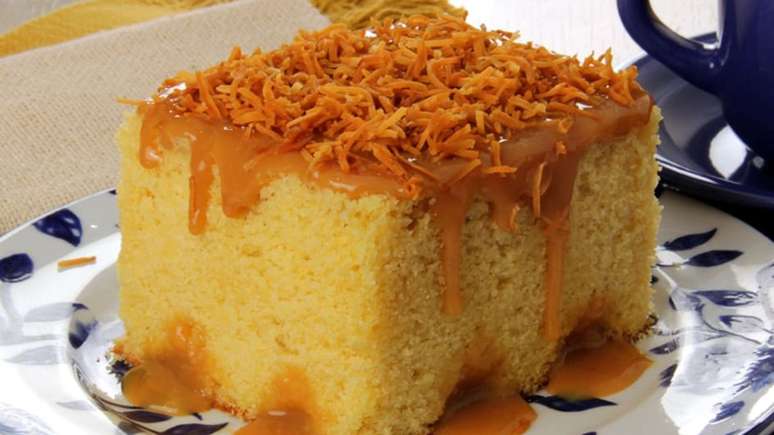 Bolo de fubá com doce de leite e coco – Foto: Stela Handa