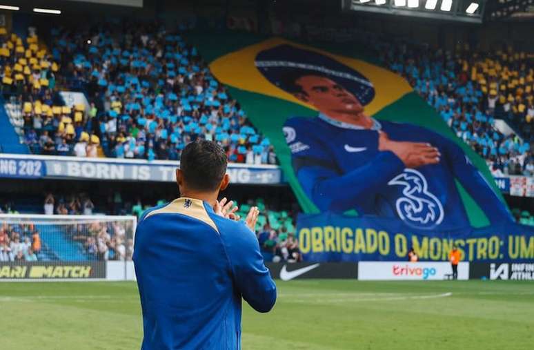 Thiago Silva aplaudindo a calorosa despedida dos torcedores ingleses &ndash;