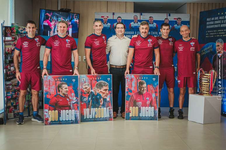 Vojvoda e sua comiss&atilde;o t&eacute;cnica recebendo homenagem pelos 300 jogos a frente do Le&atilde;o. 