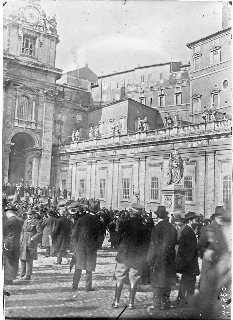 Fotografia em preto e branco: uma multid&atilde;o em uma pra&ccedil;a.