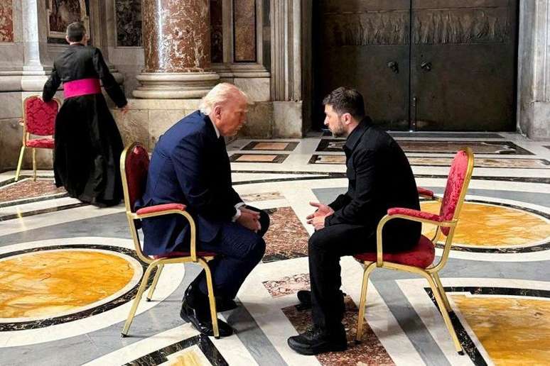 Os presidentes dos Estados Unidos, Donald Trump, e da Ucr&acirc;nia, Volodymyr Zelensky, se reuniram no Vaticano, durante o funeral do papa Francisco.