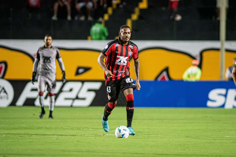 Edu marca o único gol do Vitória diante do Defensa y Justicia.