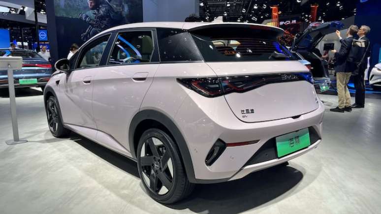 Novo BYD Dolphin estreia no Sal&atilde;o de Xangai 2025 e chega ainda neste ano ao Brasil com importantes atualiza&ccedil;&otilde;es