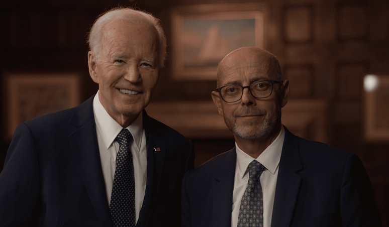 Biden (ao lado de Nick Robinson, da BBC) chama o princ&iacute;pio de defesa m&uacute;tua da Otan de 'obriga&ccedil;&atilde;o sagrada'