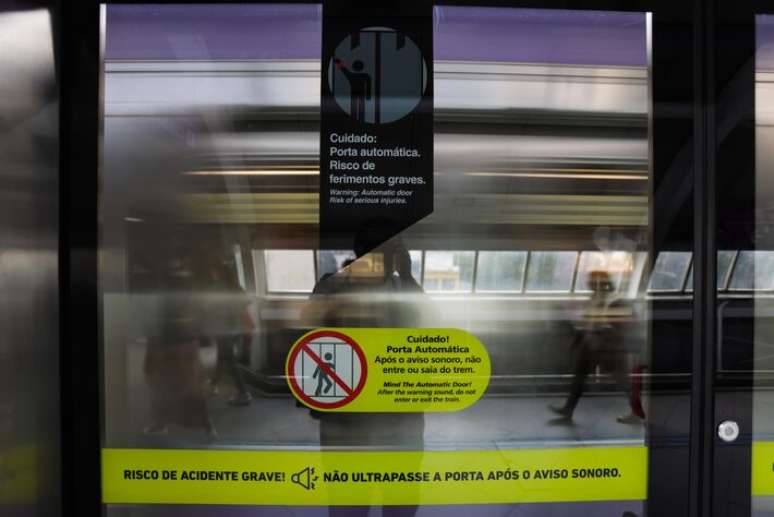 Concession&aacute;ria diz que passageiro tentou entrar no trem mesmo ap&oacute;s aviso sonoro para n&atilde;o ultrapassar a porta de plataforma