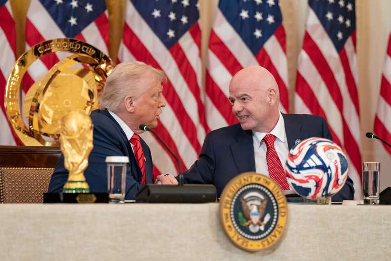 Donald Trump o Lado de Gianni Infantino, presidente de FIFA