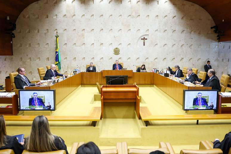  Os ministros do STF tem remuneração 22 vezes maior que a renda média dos brasileiros