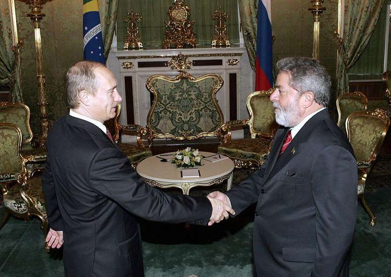 Vladimir Putin e Lula em 2005: presidente russo convidou l&iacute;deres de pa&iacute;ses aliados e do Sul Global para acompanharem as celebra&ccedil;&otilde;es em Moscou