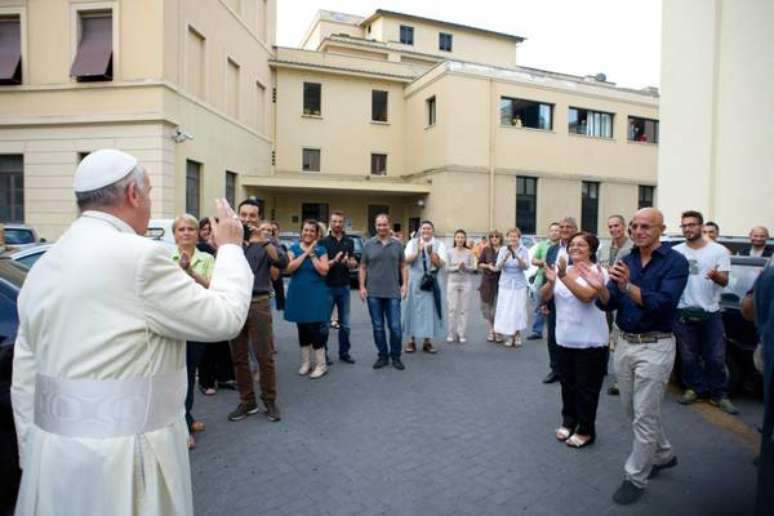 Francisco em meio a italianos durante seu pontificado