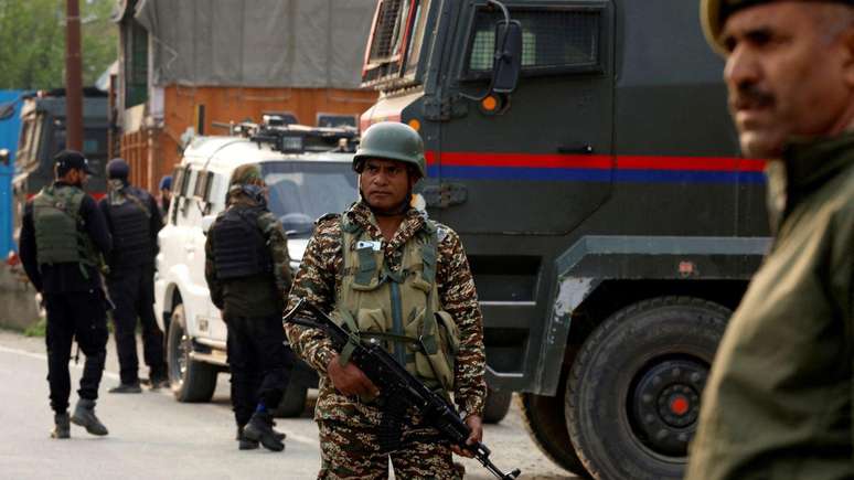 Soldado indiano patrulha área no sul da Caximira