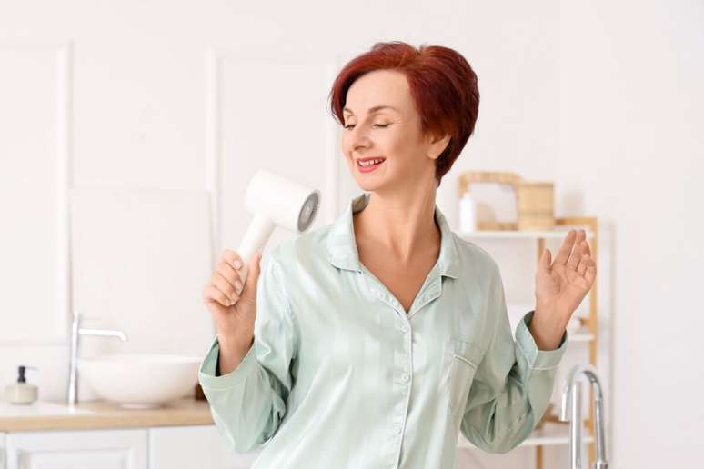 O uso do protetor t&eacute;rmico &eacute; recomendado para proteger o cabelo do calor do secador 