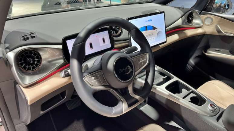 Novo BYD Dolphin estreia no Sal&atilde;o de Xangai 2025 e chega ainda neste ano ao Brasil com importantes atualiza&ccedil;&otilde;es