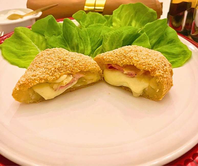 Potatoes stuffed with airport: melting, breaded without wheat