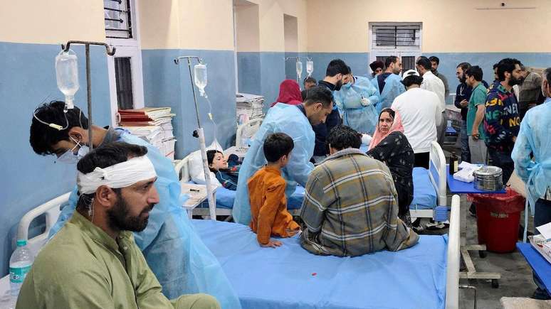 Pessoas que, segundo seus familiares, ficaram feridas em um bombardeio transfronteiriço no setor de Uri recebem tratamento em um hospital na região da Caxemira administrada pela Índia