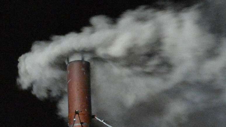 Uma fumaça branca sai da chaminé da Capela Sistina, em 13 de março de 2013. Francisco acabava de ser eleito.