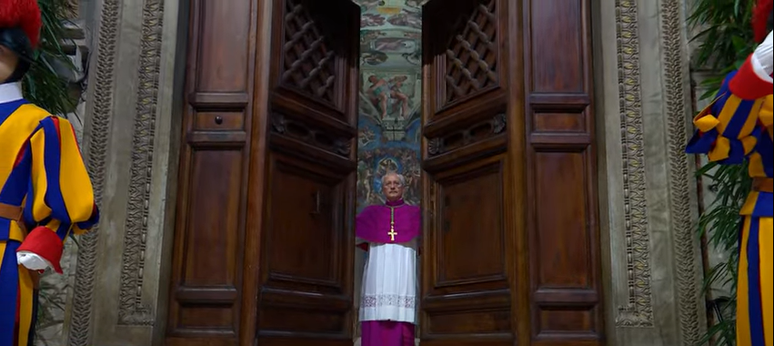 Portas da Capela Sistina são fechadas