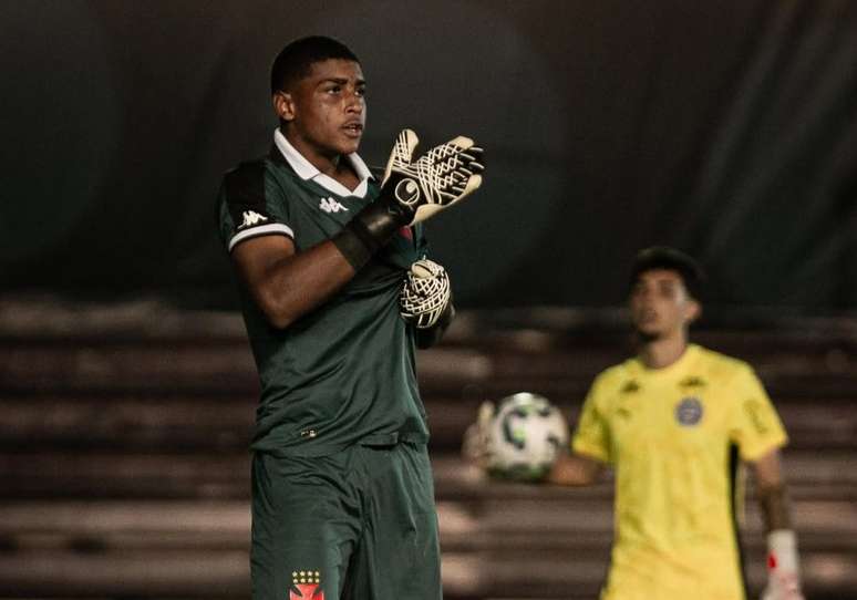 Lucas Andrade celebra la defensa al final de la Copa Brasil de menos de 17